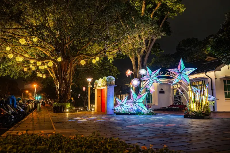 ▲勝利星村燈區流星花園，結合屏東特色花材與光影，打造「園中園」、「流星綻放」等主題燈飾。（圖／屏東縣府提供）