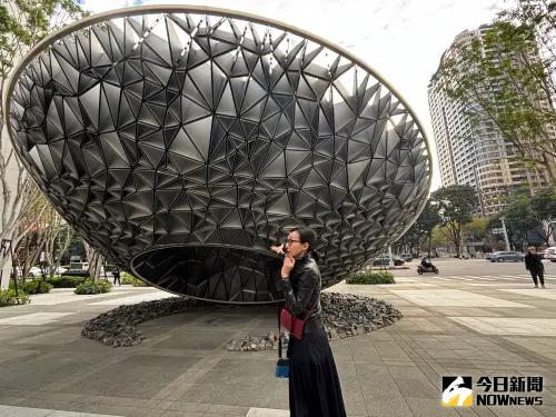 藝術、時尚與美學匯聚 忠泰「老佛爺廣場」體現法式生活風尚 ▲由英國地景裝置藝術家Wolfgang Buttress創作直徑達10公尺的大型裝置藝術《流明》,成了台中新地標。(圖/記者金武鳳攝,2025.1.9)