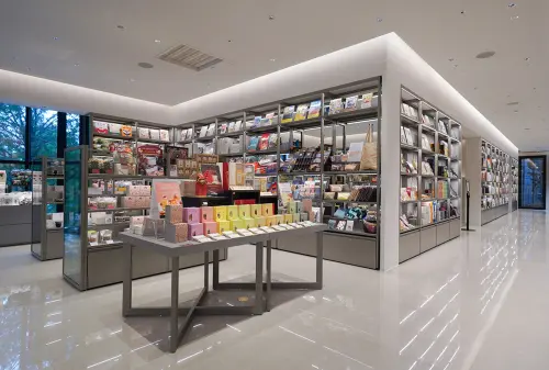 藝術、時尚與美學匯聚 忠泰「老佛爺廣場」體現法式生活風尚 ▲中台灣首座結合Share Lounge的TSUTAYA BOOKSTORE 也落戶在老佛爺廣場,(圖/業者提供)