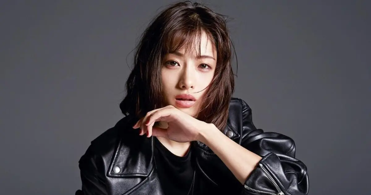 ▲石原聰美「普通上班族」老公曝光，年收入粗估有超過日幣1億元（約新台幣2100萬元），粉絲稱讚：「真的長得很帥氣。」（圖／取自satomisquad IG）