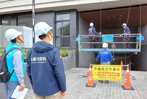 ▲高雄市政府勞工局局長江健興(左2)突檢大樓外牆清洗作業的情形。(圖/高雄市政府勞工局提供) ▲高雄市政府勞工局局長江健興(左2)突檢大樓外牆清洗作業的情形。(圖/高雄市政府勞工局提供)
