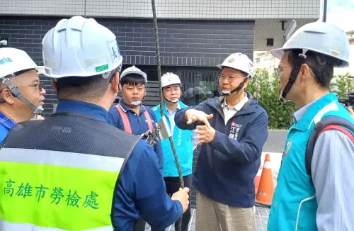 ▲高雄市政府勞工局局長江健興(右2)突檢大樓外牆清洗作業,呼籲從事或外包相關作業時,應注意確保作業安全。(圖/高雄市政府勞工局提供) ▲高雄市政府勞工局局長江健興(右2)突檢大樓外牆清洗作業,呼籲從事或外包相關作業時,應注意確保作業安全。(圖/高雄市政府勞工局提供)