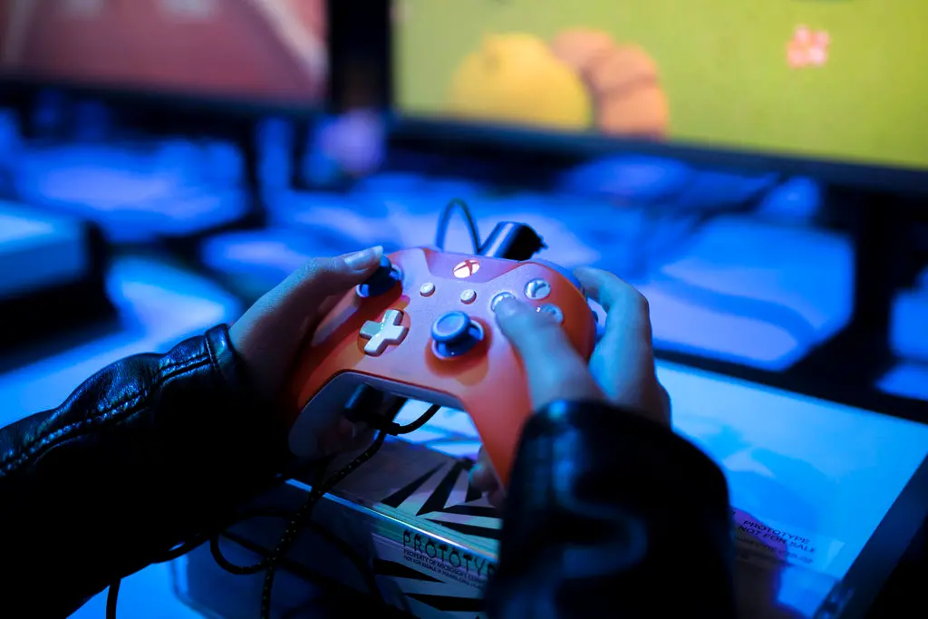 ▲中國遊戲巨頭騰訊遊戲今（9）日發布「2025年寒假暨春節假期前後未成年人限玩日曆」，未成年人整個寒假與過年期間僅可遊玩15小時。（圖／美聯社／達志影像）