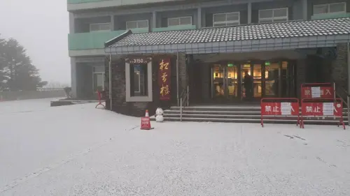 ▲武嶺、松雪樓、木棧道等地都出現積雪，合歡山變成雪白世界。（圖／林業署南投分署提供）