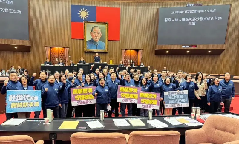 ▲立法院三讀《警察人員人事條例》，將退警年金所得替代率天花板提高到80%，樓地板則是43.25%，藍委開心合照，綠營則提附帶決議，「強烈主張修法後立院不應咨請總統公布」，還揚言釋憲。（圖／翻攝徐巧芯臉書）