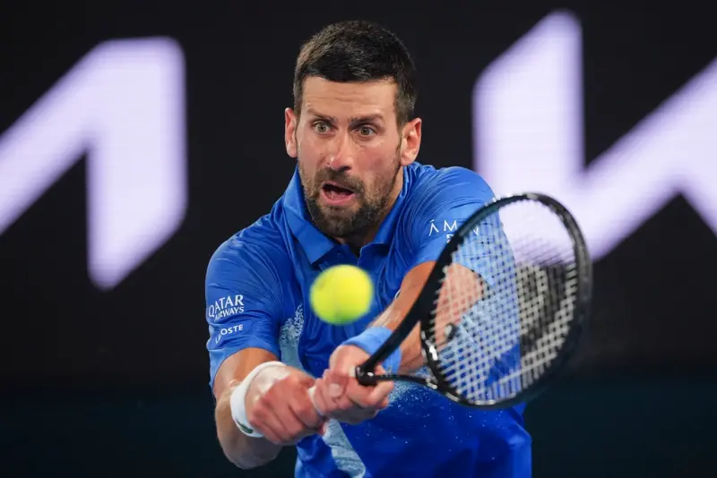 ▲前世界排名第一的塞爾維亞球星「喬帥」Novak Djokovic近日接受《GQ》訪問時透露，在2022年澳洲網球公開賽簽證風波期間，他在被拘留期間食用了「被下毒」的食物。（圖／美聯社／達志影像）