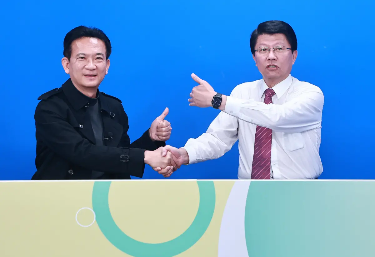 ▲國民黨立委謝龍介（右）批民進黨立委林俊憲沒江湖道義，背後捅刀。（圖／NOWnews《鄉民大學問》提供）