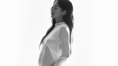 快訊／鬼鬼吳映潔宣布當媽！薄紗超正孕肚　寶貝女兒小腳ㄚ照公開
