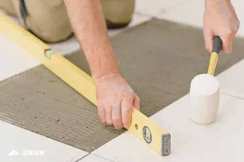 ▲信義居家說明新型修補磁磚方式是用灌漿，粉塵相較少，且噪音也相對較小，整體施作期視整修範圍大多在1個工作天內可完成。（圖／信義房屋提供）