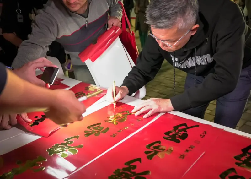 ▲蔡其昌的春聯，掀起民眾瘋搶。（圖／蔡其昌辦公室提供）