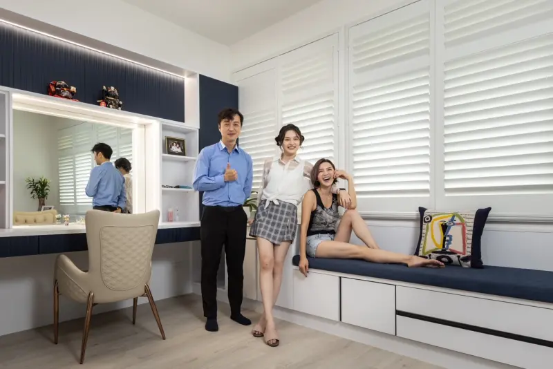 ▲女星胡嘉愛(右)與女兒Cindy(中)開箱輕奢化妝間，歐德設計師陳一華(左)讓46年老屋也能好美麗。（圖／業者提供）