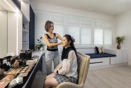 ▲歐德以莫蘭迪深藍結合格柵，搭配大桌面、大鏡面及LED燈，營造奢華感，藉由互相打扮，串起胡嘉愛(左)母女倆甜蜜的親子時光。