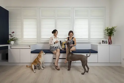 ▲歐德規劃的臨窗臥榻區，下方矮櫃可以收納大量物品外，也是兩隻大毛孩的「觀景台」及胡嘉愛(右)和親友喝下午茶、談天說地的幸福場域。