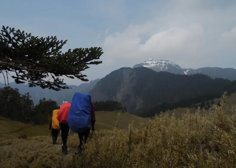 ▲強烈大陸冷氣團來襲，醫師提醒民眾至山區賞雪須嚴加提防高山症與雪盲症。（圖／雙和醫院提供）