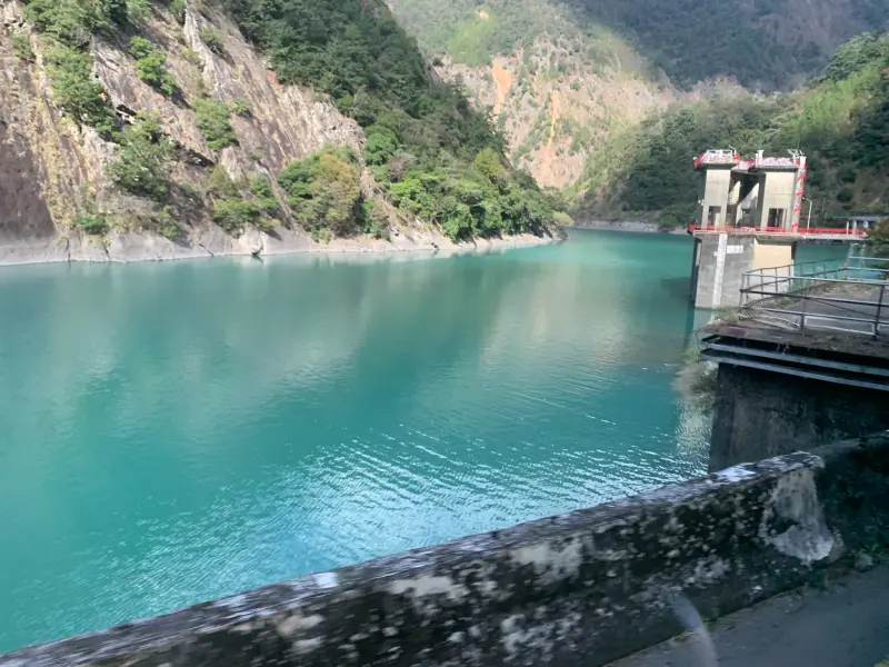 ▲台電規劃中的「光明計畫」,將把完成水力發電的大甲溪水,從谷關水庫往上抽回到德基水庫,圖為谷關水庫。(圖/記者顏幸如攝,2025.01.10)