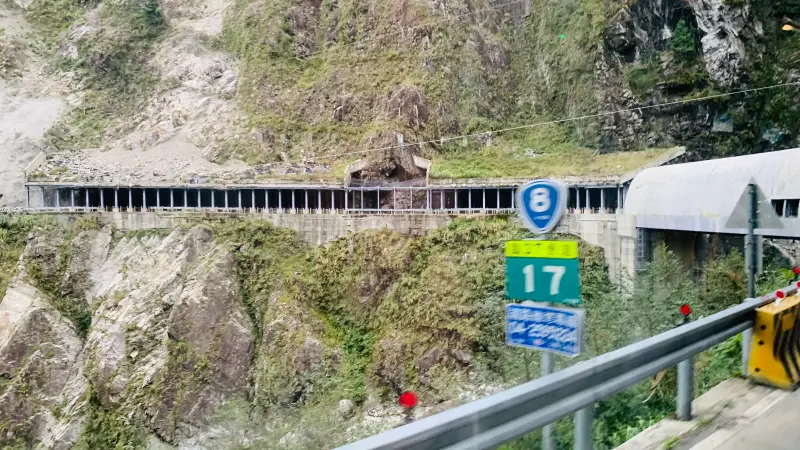 ▲中橫便道土質脆弱,在地居民憂心一旦在下方開挖隧道,恐影響通車安全。(圖/記者顏幸如攝,2025.01.10)