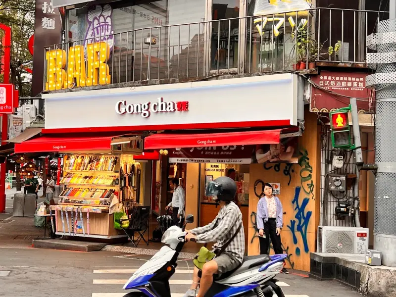 ▲台北西門町武昌街二段100號是「玉女服飾」舊址，是90年代的台北地王，1坪地價高達326.3萬元，曾蟬聯7年地王寶座，現由飲料店承租。（圖／Google 評價）