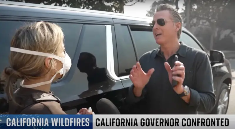 ▲美國加州洛杉磯遭遇野火侵襲，州長紐松勘災期間被居民當面怒嗆，紐松稱自己正在與總統拜登（Joe Biden）通話，又被當場抓包電話打不通，場面尷尬。（圖／翻攝自天空新聞YouTube）