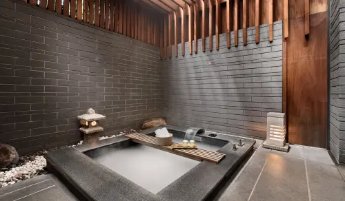 抗低溫泡湯去,全台多個溫泉飯店包含北投、礁溪等地,都推出住房優惠,每人每晚1400元起。圖為北投麗禧的獨立湯屋。(圖/北投麗禧溫泉酒店提供) ▲北投溫泉主要分為青磺泉、白磺泉和鐵磺泉三種,其中又以的白磺泉最為常見,因泉水為乳白色澤,故又名「牛奶湯」。(圖/北投麗禧溫泉酒店提供)