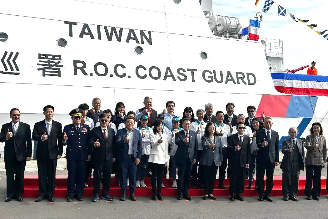 ▲海巡署艦隊分署舉辦600噸級長濱號巡防艦和2艘巡防艇交船及蘇澳號艦命名下水儀式，由行政院院長卓榮泰(前排右6)與海洋委員會主任委員管碧玲(前排右5)共同主持。(圖／記者黃守作攝，2025.01.10)