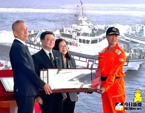 ▲在行政院院長卓榮泰(左2)及海洋委員會主任委員管碧玲(左3)見證下,由中信造船公司總經理韓育霖(左1)將船模交給海巡署艦隊分署南部地區機動海巡隊隊長呂家富(右1),完成交船儀式。(圖/記者黃守作攝,2025.01.10) ▲在行政院院長卓榮泰(左2)及海洋委員會主任委員管碧玲(左3)見證下,由中信造船公司總經理韓育霖(左1)將船模交給海巡署艦隊分署南部地區機動海巡隊隊長呂家富(右1),完成交船儀式。(圖/記者黃守作攝,2025.01.10)