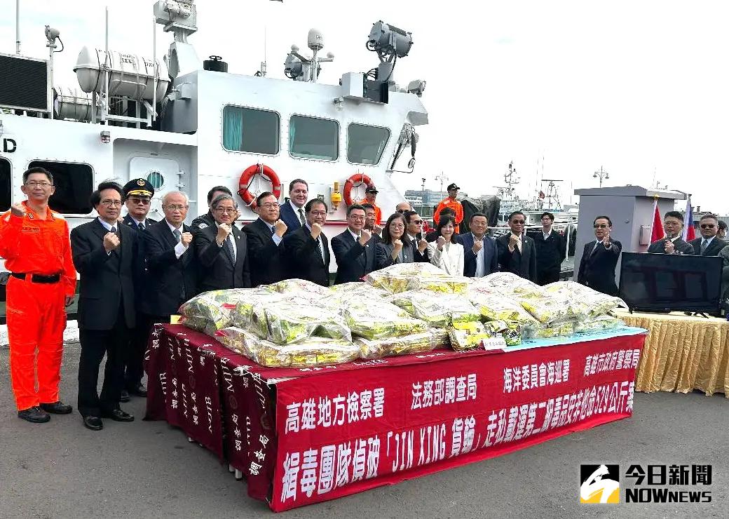 ▲海巡署艦隊分署高雄海巡隊查獲金星號貨輪走私市值達6億元的毒品甲基安非他命重達529公斤。(圖／記者黃守作攝，2025.01.10)