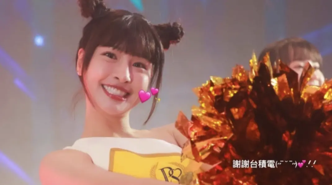 ▲中信兄弟啦啦隊「Passion Sisters」人氣成員峮峮昨（9）日登上台積電尾牙，穿著招牌隊服嗨跳，還帶來有名的「三振舞」，讓台下員工嗨翻直喊：「謝謝公司！」（圖／翻攝自峮峮IG）