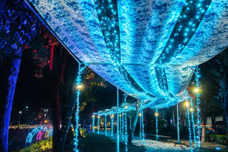 ▲內埔鄉龍頸溪溪畔公園首次舉辦「客家燈區」，以「光影綺想」為主題。（圖／屏東縣府提供）