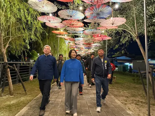 ▲燈區以創意燈光結合客家工藝，呈現文化的多樣性，包含剪紙、藍染、紙傘與竹門簾等經典元素。（圖／屏東縣府提供）