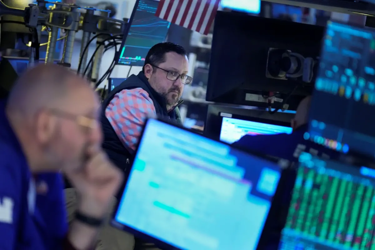 ▲受到美國1月CPI數據、通膨復燃擔憂、Fed恐暫緩降息等因素影響，美股12日收盤，主要指數互有漲跌，其中道瓊工業指數下挫225點。（圖／美聯社／達志影像）