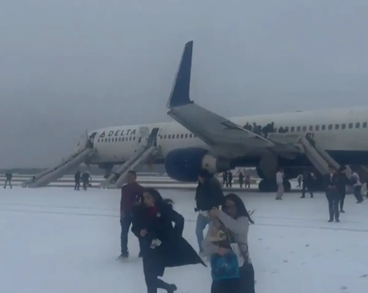 ▲美國達美航空一架波音757客機，當地時間週五上午，因發動機故障而中止起飛，機上人員緊急撤離，過程有4人輕傷。（圖／擷取自影片）