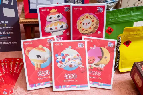 台北年貨大街今年聯手藝術家吳騏合作五款造型巨偶,推出限量明信片。(圖/台北市政府提供) ▲台北年貨大街今年聯手藝術家吳騏合作五款造型巨偶,推出限量明信片。(圖/台北市商業處提供)