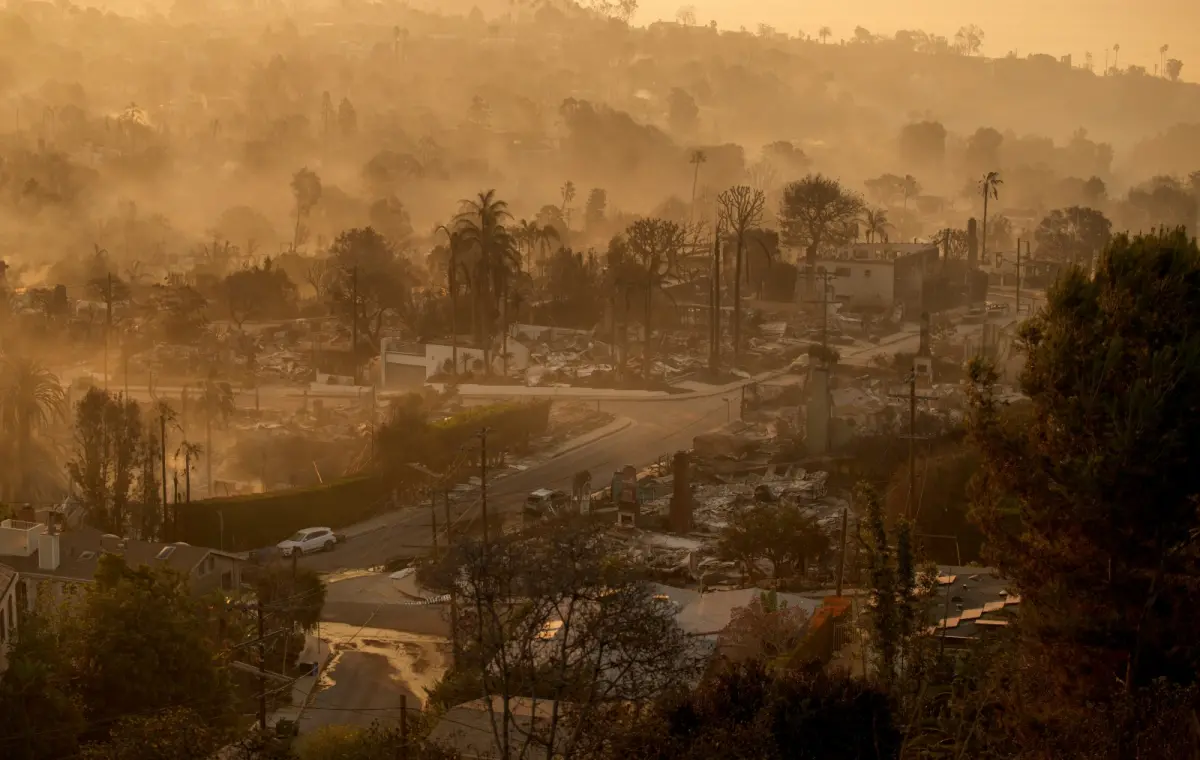 ▲近來美國加州洛杉磯遭受野火肆虐，在強風助長之下，火勢難以獲得控制，燒毀了上萬建築，嚴重程度為史上之最，引發全球各國關注。（圖／美聯社／達志影像）