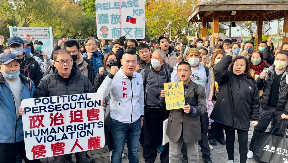 ▲參與釘孤枝的民眾在江和樹帶頭下，高喊口號「111，我們一起北上釘孤枝」。（圖／江和樹提供，2025.01.11）