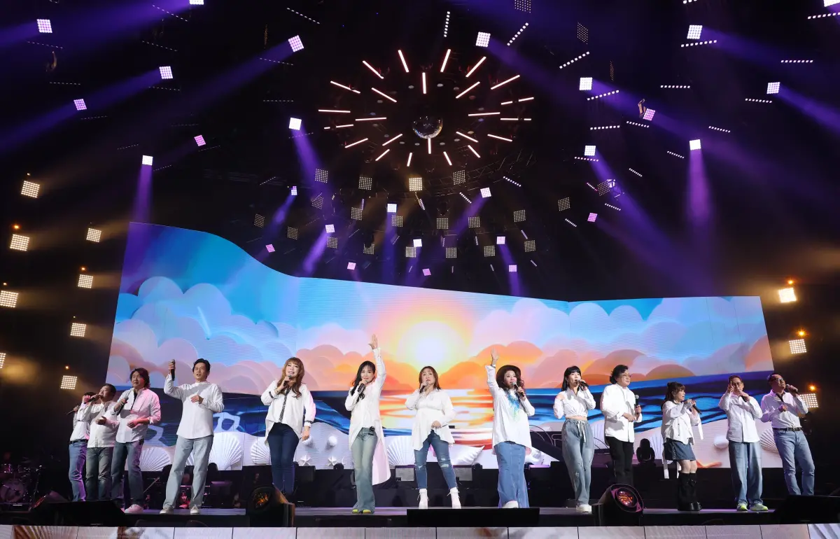 ▲民歌50高峰會在台北小巨蛋開唱，56歲最美阿嬤陳艾湄（右五）一登台，只見她穿著中空裝秀出小蠻腰，完全辣翻現場。（圖／寬宏藝術提供）