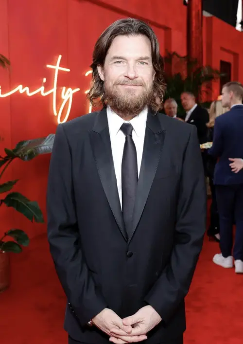 ▲傑森貝特曼飾演為了金錢不顧他人死活的恐怖份子。(圖/Netflix) ▲傑森貝特曼飾演為了金錢不顧他人死活的恐怖份子。(圖/Netflix)