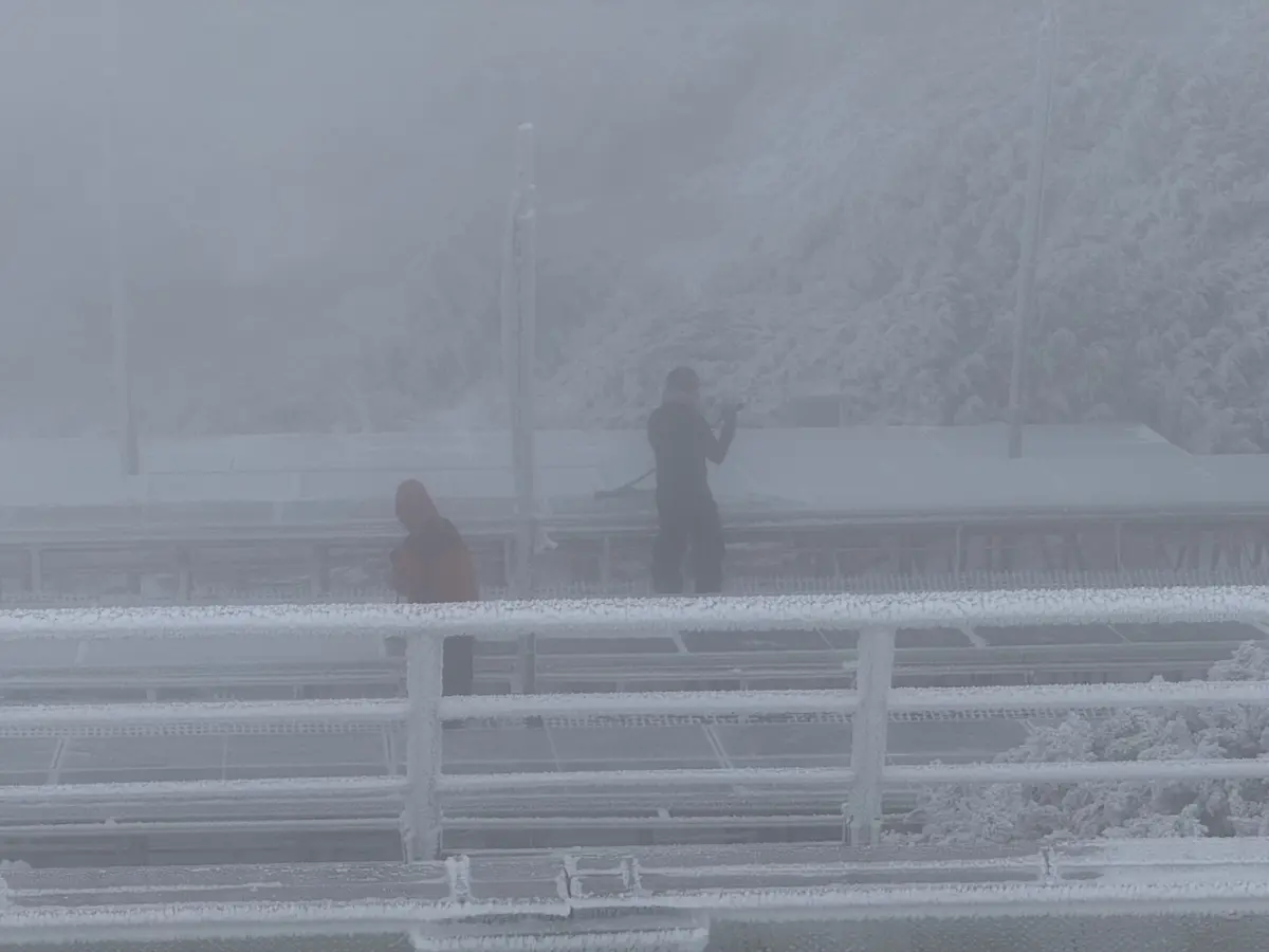 ▲玉山氣象站昨（11日）晚間9時35分至11時50分，長達135分鐘降雪，積雪最厚達3公分。（圖／中央氣象署提供）