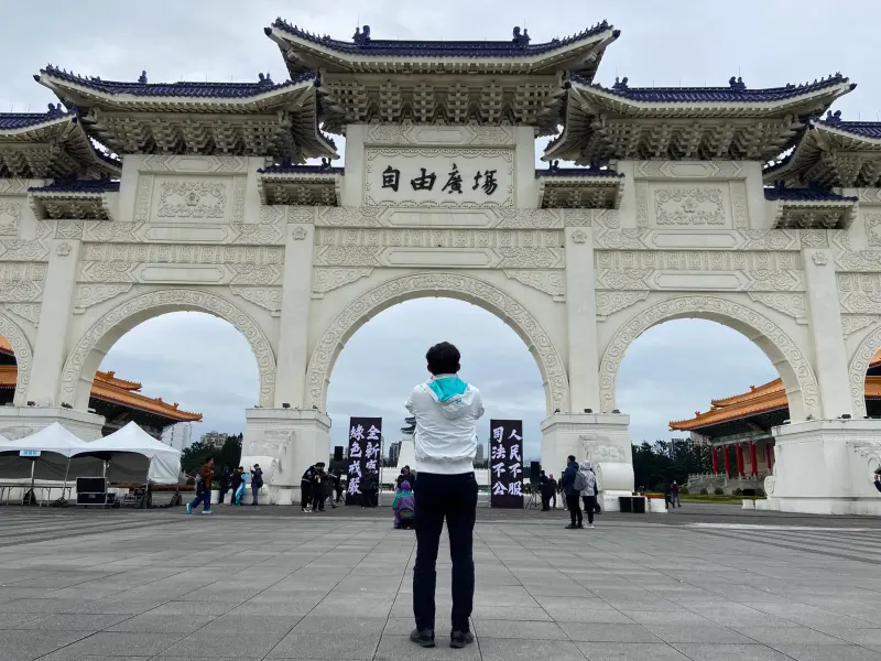 ▲民眾黨代理主席黃國昌貼出自己的背影照，一早就到自由廣場督軍。（圖／黃國昌臉書，2025.01.11）