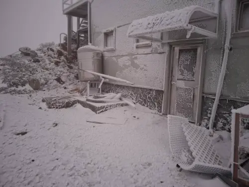 ▲玉山氣象站昨（11日）晚間9時35分至11時50分，長達135分鐘降雪。（圖／中央氣象署提供）