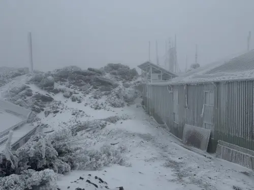 ▲今晨6時32分南投縣玉山出現零下5.3度低溫，玉山北峰今早畫面曝光。（圖／中央氣象署）
