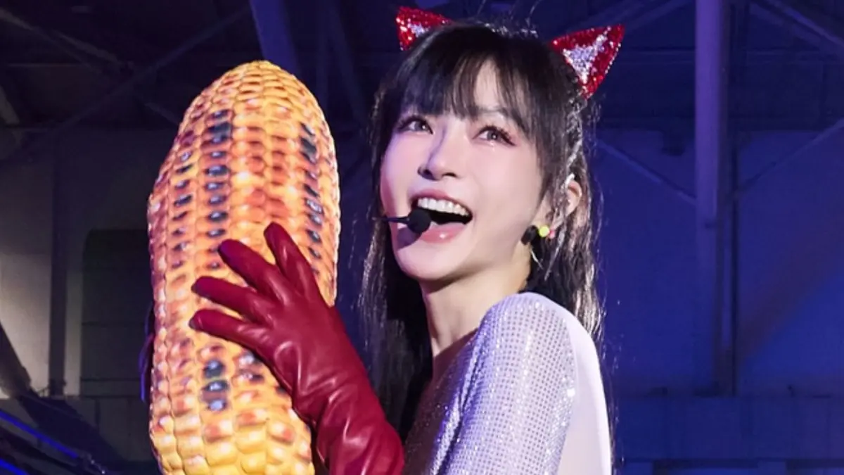 ▲謝金燕在佳世達尾牙表演，衣著火辣之外還拋送烤玉米道具。（圖／謝金燕臉書）