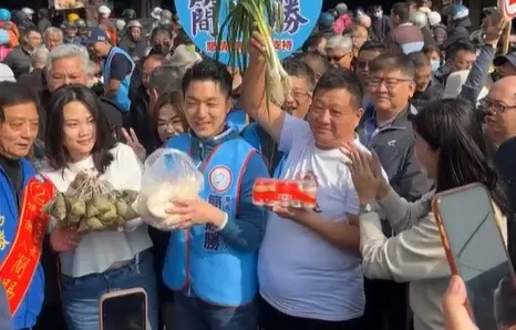 ▲蔣萬安草屯掃街魅力無法擋，南投縣長許淑華（右一）一路扮演「隊伍中鼓掌的人」。（圖／翻攝簡賜勝臉書，2025.01.11）