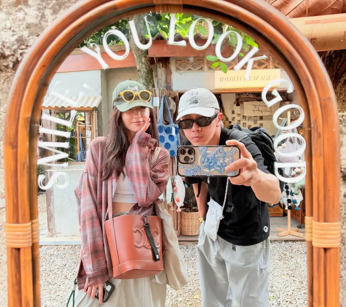 ▲坤達（右）臉書祝賀柯佳嬿生日快樂，他對鏡子自拍反射出兩人甜蜜畫面。（圖／坤達臉書）