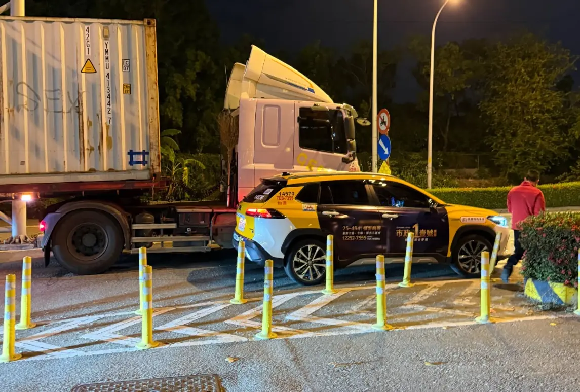 ▲曾入圍金曲的抬語歌手曾瑋中、郭婷筠近日發生車禍，2人一起趕尾牙，結果搭乘的計程車被大貨車擦撞，現場畫面相當恐怖。（圖／曾瑋中threads）