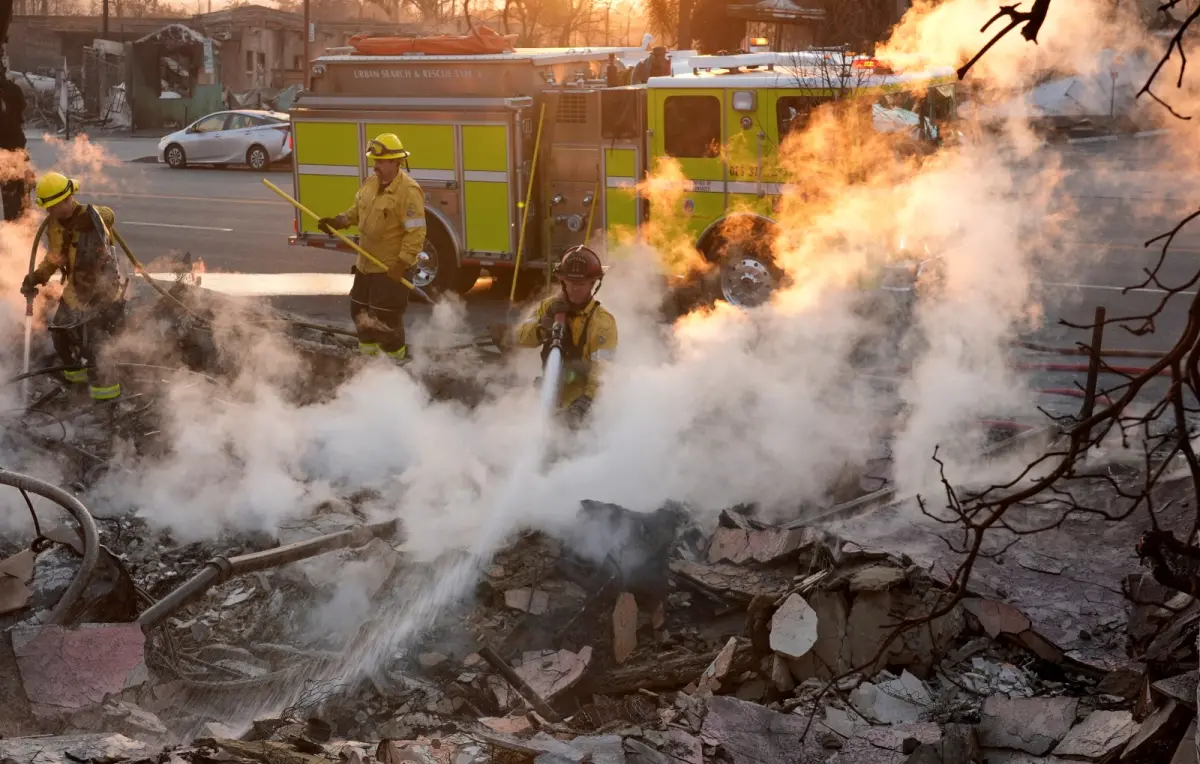 ▲洛杉磯大規模野火釀成慘重災情，憤怒的民眾除了質疑政府施政不當以外，也將砲火瞄準聘僱私人消防隊、保護自身資產的美國富豪。（圖／美聯社／達志影像）