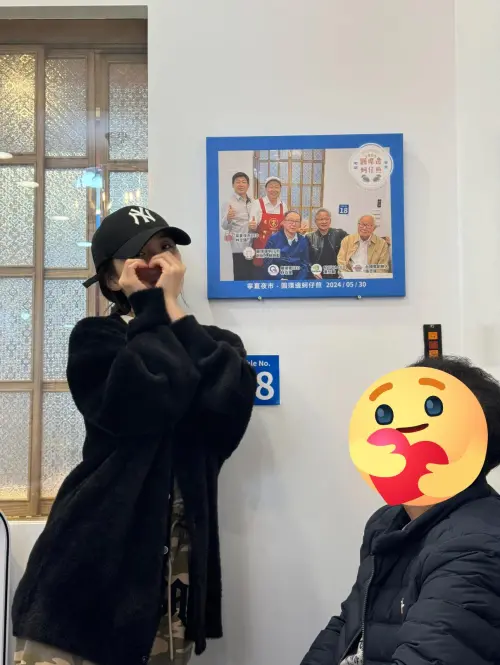 ▲李多慧朝聖黃仁勳推薦的蚵仔煎店,還在黃仁勳照片前拍照打卡。(圖/李多慧臉書) ▲李多慧朝聖黃仁勳推薦的蚵仔煎店,還在黃仁勳照片前拍照打卡。(圖/李多慧臉書)