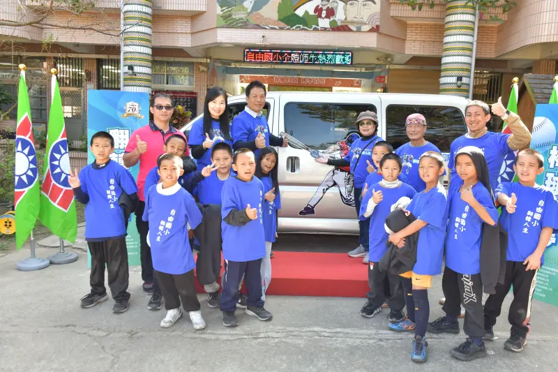 ▲救國團台中南區團委會攜手暖心企業，前進和平區自由小學捐贈希望專車，期許小球員翻轉人生。（圖／救國團提供）
