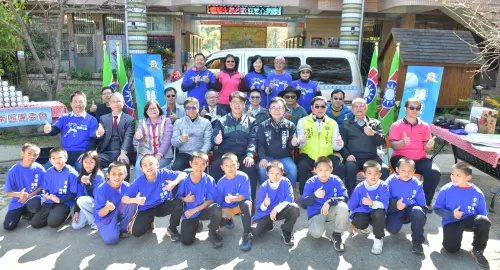 前進和平自由小學送愛 救國團攜手暖心企業捐贈希望專車 ▲救國團台中南區團委會攜手暖心企業,前進和平區自由小學捐贈希望專車,期許小球員翻轉人生。(圖/救國團提供)