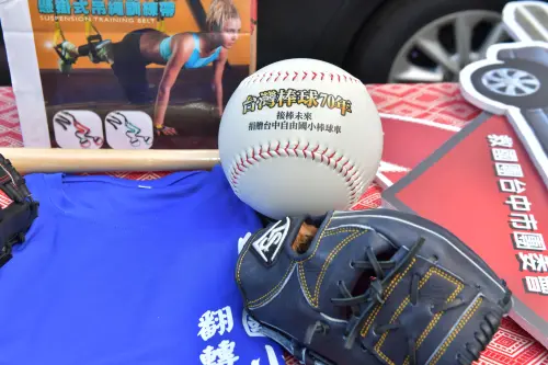 前進和平自由小學送愛 救國團攜手暖心企業捐贈希望專車 ▲救國團攜手企業為球隊添購一輛九人座廂型車及一批棒球器材。(圖/救國團提供)