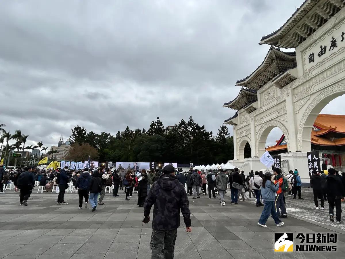 ▲民眾黨「111釘孤枝」截至中午12時40分，已陸續聚集上千人進行公民開講。（圖／記者林詠青攝，2025.01.11）